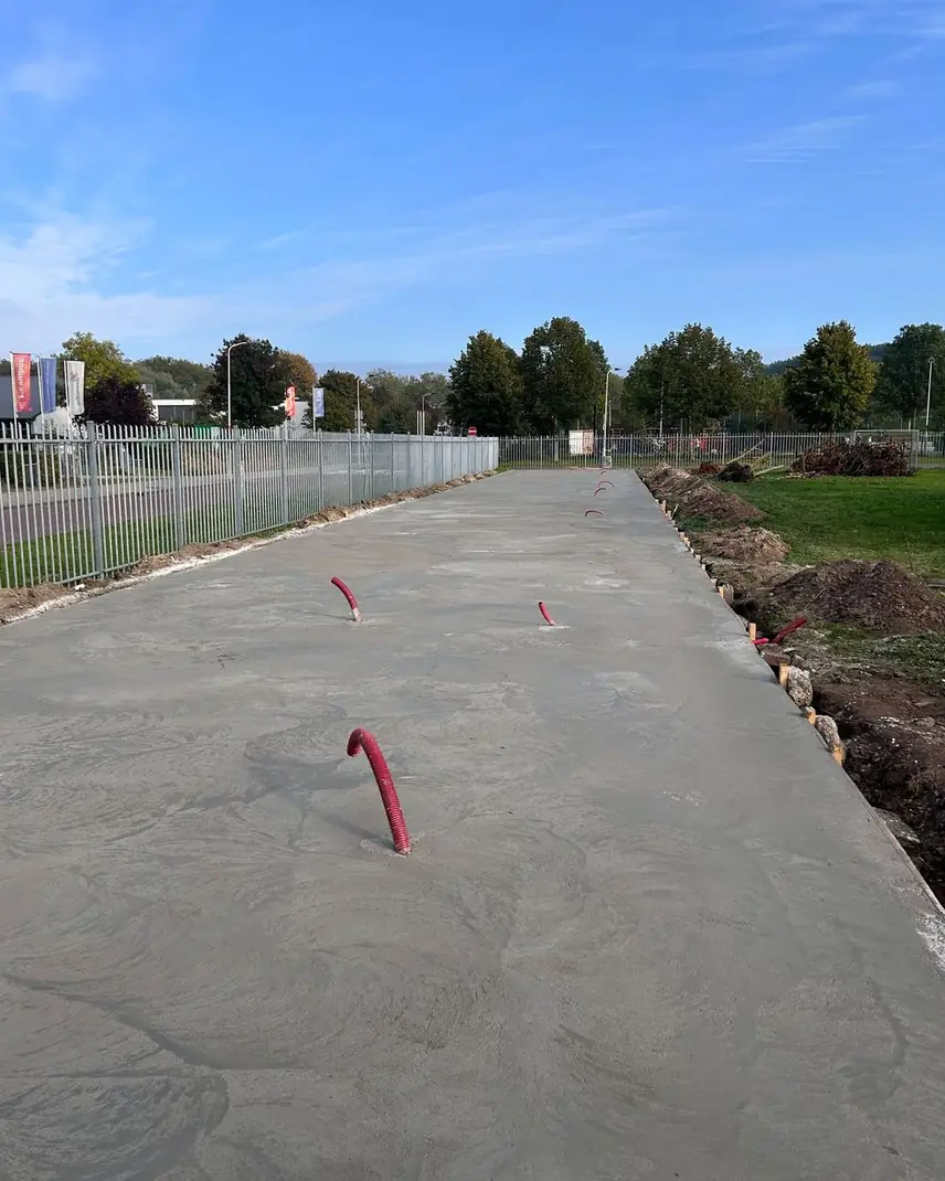Na: de betonplaat gestort, met mantelbuizen