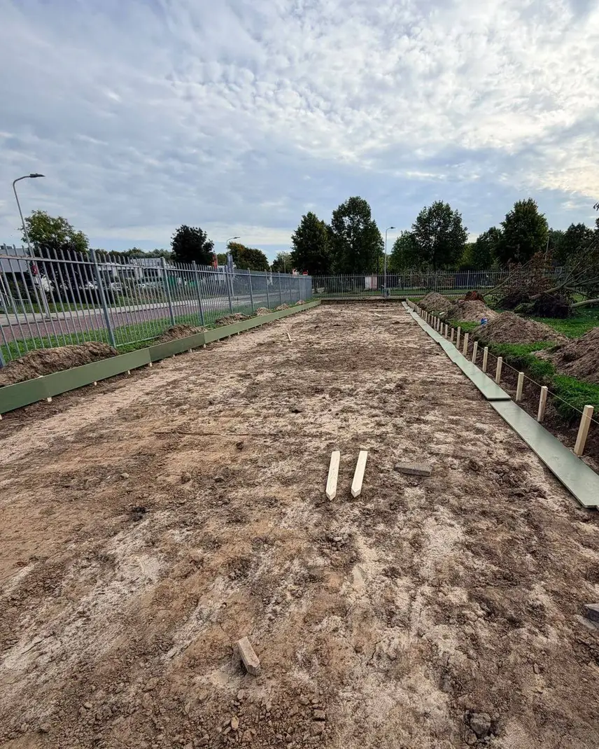 Voor: de grond ontgraven, de bekisting staat