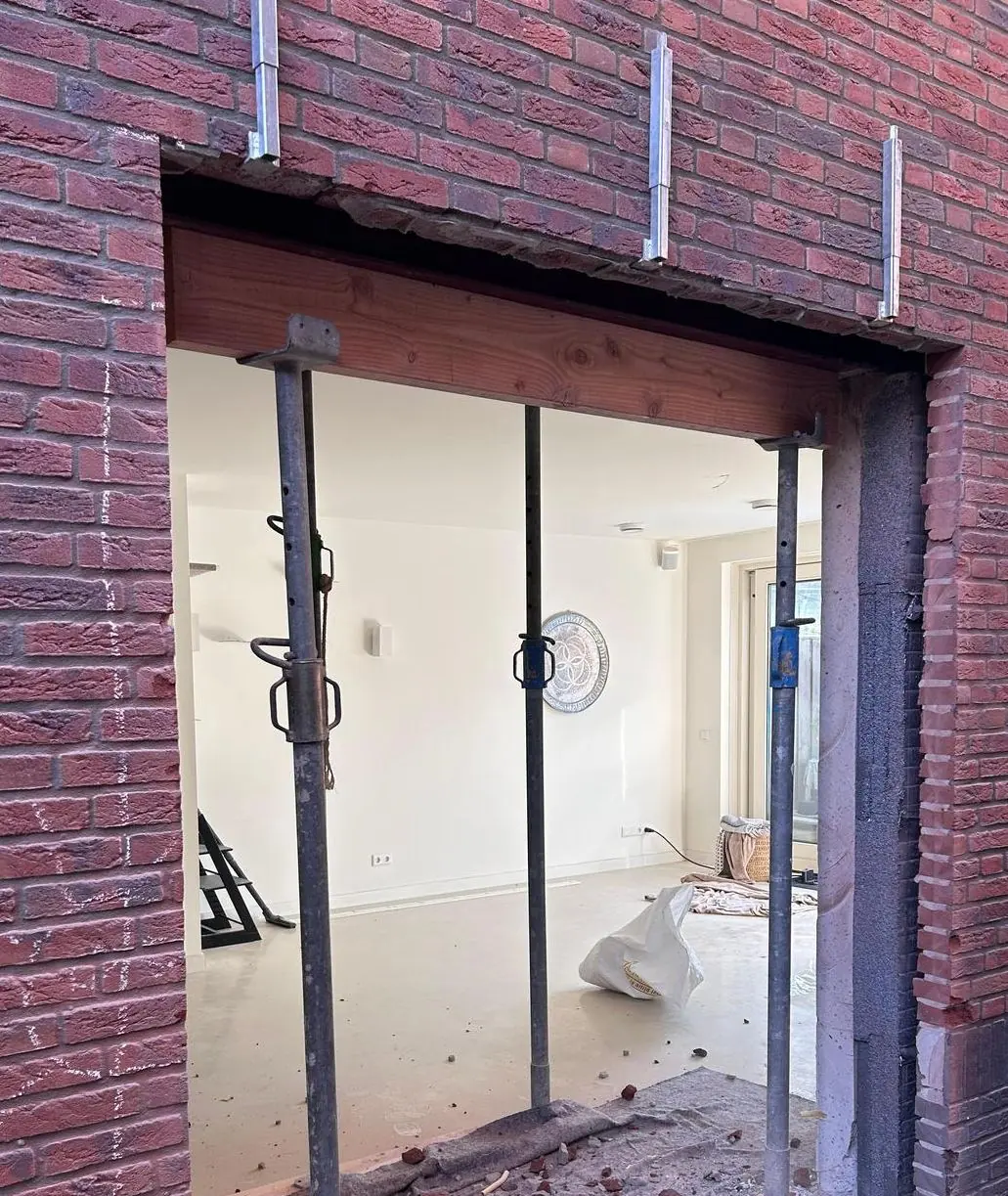 Voor: de gevel doorgebroken en gestempeld