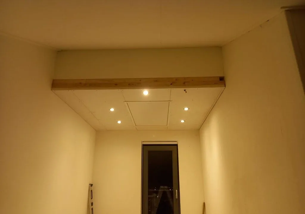 Na: het plafond dichtgemaakt, met inbouwspots en luik