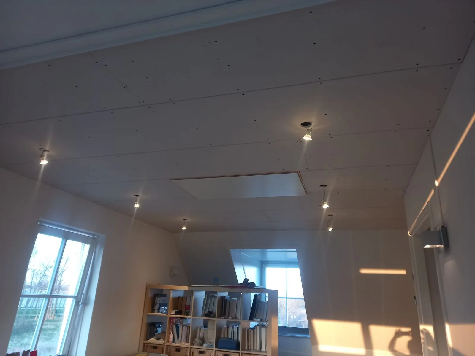 Afgewerkte zolder met spots en luik