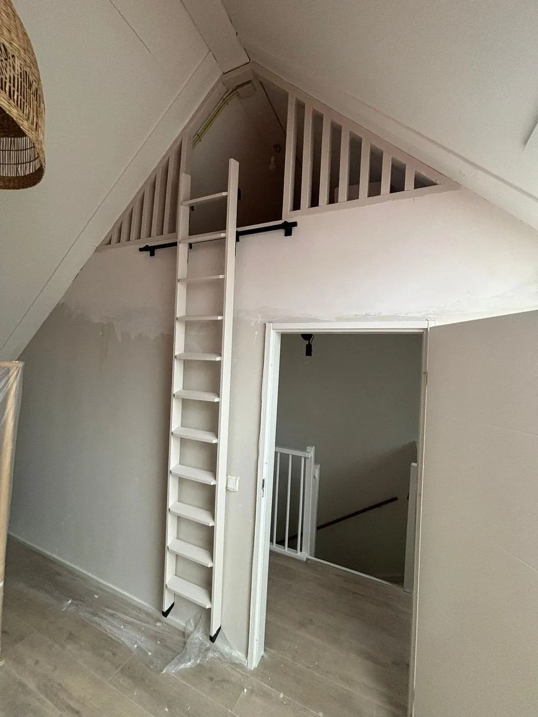 Vliering met vaste ladder en hekwerk