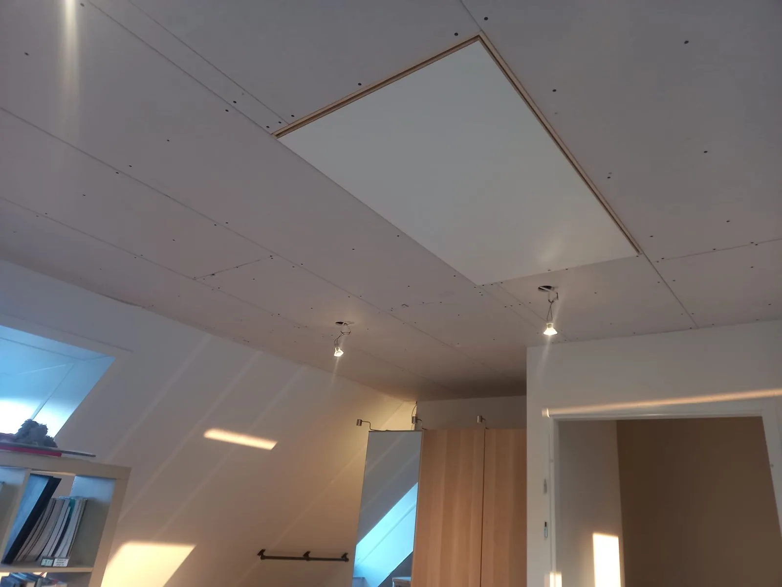 Afgewerkt plafond met vlieringluik